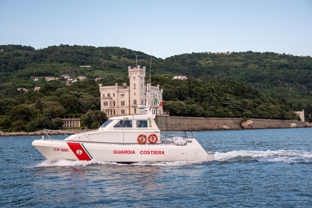 Paura al largo di Trieste, barca di dieci metri va a fondo: tutti salvi